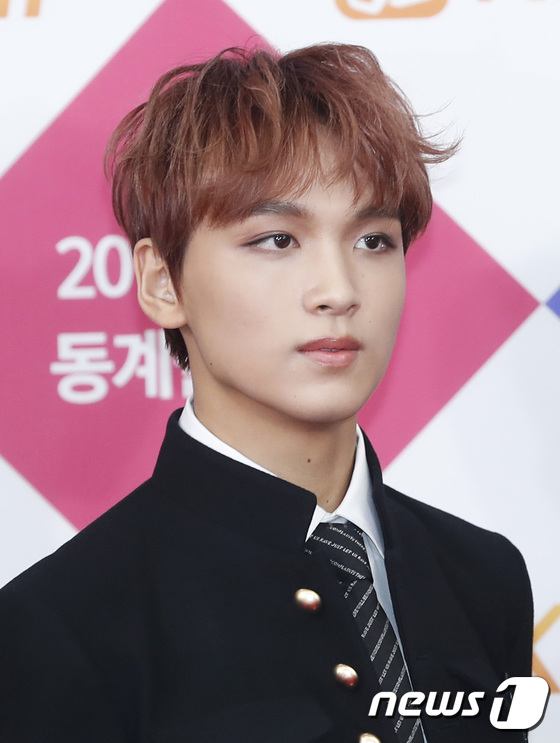 Amazon.co.jp: チソン直筆サイン入り2Lサイズ写真…NCT…Jisung …1